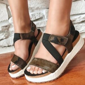 •OTBT• Sierra Strappy Platform Sandal in Mud Camo Print Calf‎ Hair Size 9.5M
